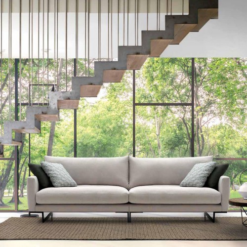 Sofá moderno con bastidor metálico y almohadas de visco – Mobles Allés